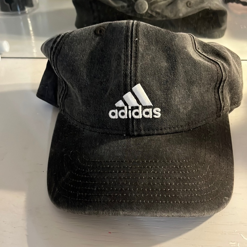 Adidas grey and white hat! never has been worn and still has the tag😙